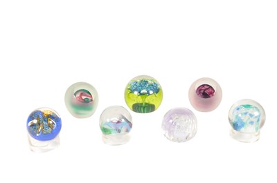 Lot 26 - COLLECTION OF LATE 20TH CENTURY STUDIO GLASS PAPERWEIGHTS