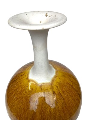 Lot 21 - HUTSCHENREUTHER KERAMIK A 1960S GERMAN POTTERY VASE