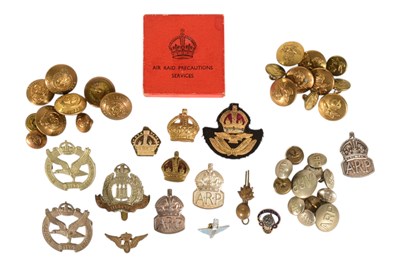 Lot 393 - COLLECTION OF ASSORTED BRITISH MILITARY BADGES & BUTTONS