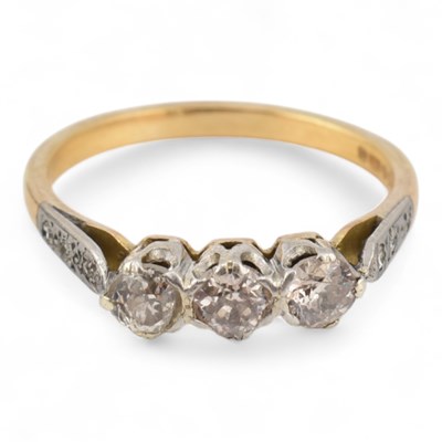 Lot 137 - HALLMARKED 18CT GOLD PLATINUM & DIAMOND THREE STONE RING