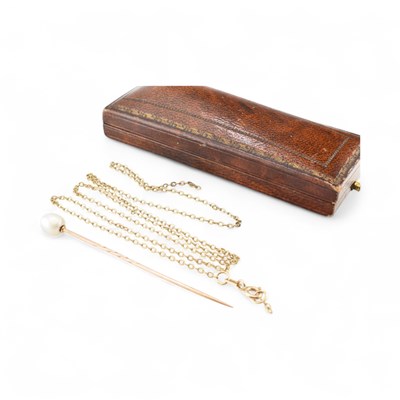 Lot 505 - GOLD & PEARL LAPEL STICK PIN WITH 9CT GOLD CHAIN
