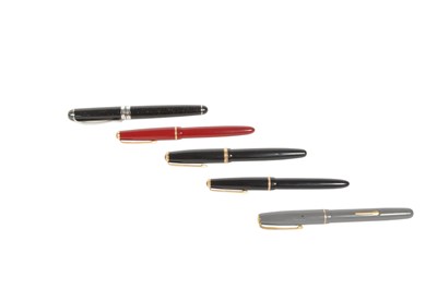 Lot 261 - COLLECTION OF FIVE VINTAGE 20th CENTURY FOUNTAIN PENS