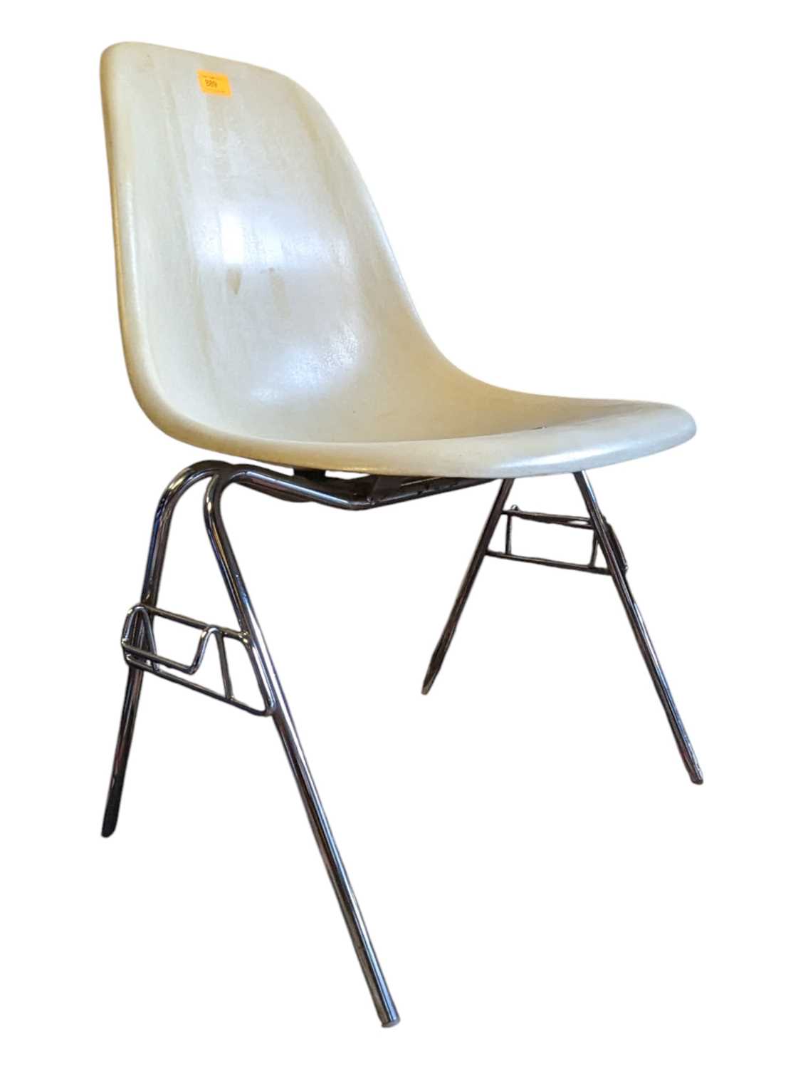 Lot 589 - CHARLES & RAY EAMES FOR HERMAN MILLER - RETRO FIBREGLASS SHELL CHAIR