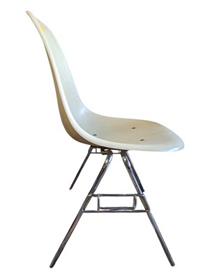 Lot 589 - CHARLES & RAY EAMES FOR HERMAN MILLER - RETRO FIBREGLASS SHELL CHAIR