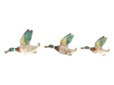 Lot 89 - KEELE STREET POTTERY - THREE 1970S VINTAGE GRADUATING DUCKS