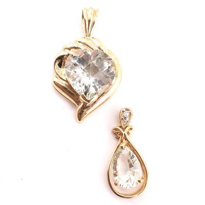 Lot 152 - TWO HALLMARKED 9CT GOLD & GREEN AMETHYST NECKLACE PENDANTS