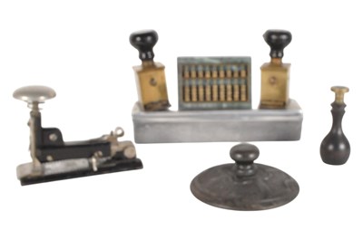 Lot 329 - SELECTION OF VINTAGE 20TH CENTURY DESKTOP CURIOS / STAPLER / ABACUS ETC