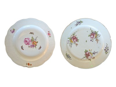 Lot 152 - TWO 18TH / 19TH CENTURY CONTINENTAL PORCELAIN PLATES