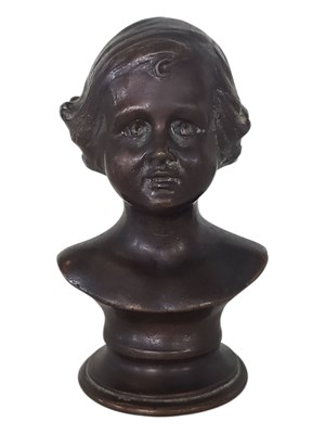 Lot 347 - LATE 19TH / EARLY 20TH CENTURY BRONZE BUST PORTRAIT OF A GIRL