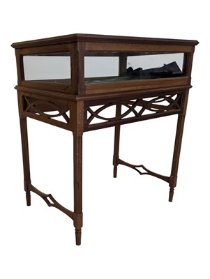 Lot 727 - EDWARDIAN SOLID OAK BIJOUTERIE CABINET DISPLAY TABLE