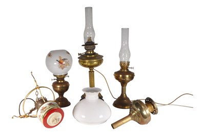 Lot 375 - COLLECTION OF VICTORIAN 19TH CENTURY TABLE OIL LAMPS