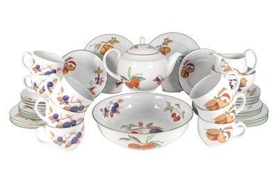 Lot 457 - ROYAL WORCESTER - EVESHAM VALE - CERAMIC TEA / DINNER SERVICE