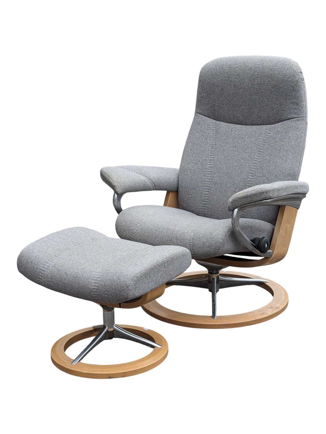 Lot 611 - EKORNES - SCANDINAVIAN CONSUL CLASSIC RECLINER ARMCHAIR & OTTOMAN