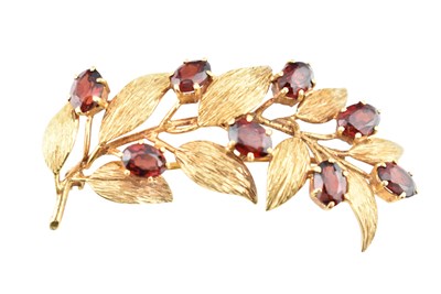 Lot 501 - VINTAGE HALLMARKED 9CT GOLD & GARNET SPRAY BROOCH PIN