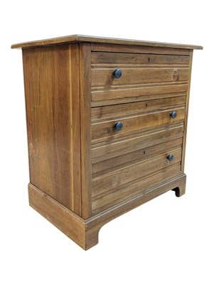 Lot 680 - EDWARDIAN WALNUT ARTS & CRAFTS COTTAGE DRAWER CHEST OF DRAWERS