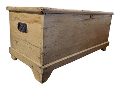 Lot 667 - VICTORIAN 19TH CENTURY COUNTRY PINE BLANKET BOX