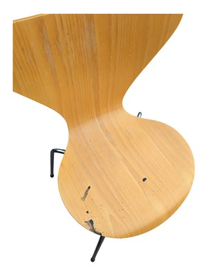 Lot 802 - ARNE JACOBSEN (DANISH, 1902-1971) FOR FRITZ HANSEN - SET OF FOUR SERIES 7 DINING CHAIRS