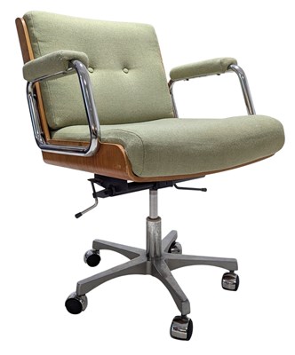 Lot 72 - GIROFLEX - RETRO MID CENTURY UPHOLSTERED & CHROME SWIVEL CHAIR