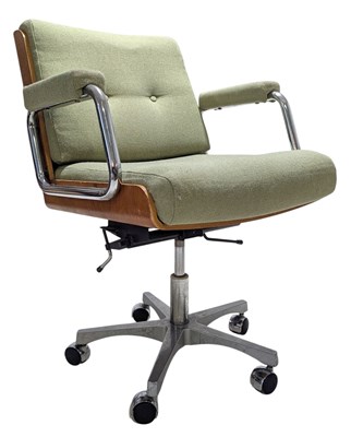 Lot 202 - GIROFLEX - RETRO MID CENTURY UPHOLSTERED & CHROME SWIVEL CHAIR