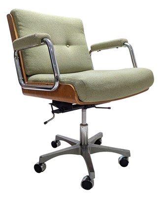 Lot 383 - GIROFLEX - RETRO MID CENTURY UPHOLSTERED & CHROME SWIVEL CHAIR