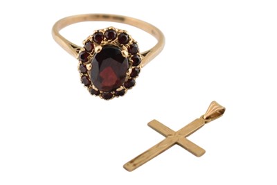 Lot 455 - HALLMARKED 9CT GOLD & GARNET CLUSTER RING