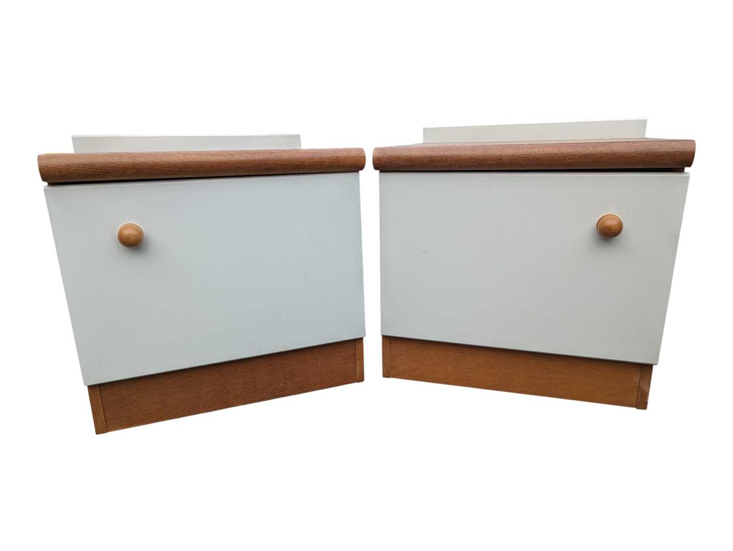 Lot 836 - STAG FURNITURE - PAIR OF MID 20TH CENTURY STAG BEDSIDE TABLES / CABINETS