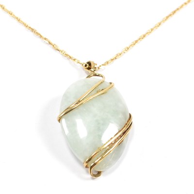 Lot 106 - 9CT GOLD & JADE PENDANT ON 18CT GOLD NECKLACE CHAIN