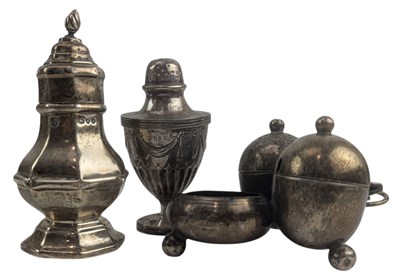Lot 104 - VICTORIAN 3IN1 HALLMARKED SILVER CRUET SET & TWO SILVER PEPPERETTES