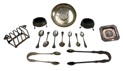 Lot 129 - PAIR OF VICTORIAN HALLMARKED SILVER SUGAR TONGS & OTHER ITEMS