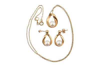 Lot 507 - 14CT GOLD & PEARL NECKLACE & EARRING SUITE