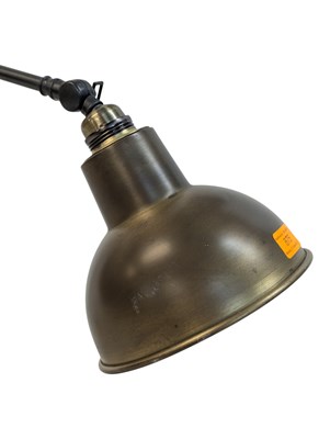 Lot 875 - A CONTEMPORARY GOLD INDUSTRIAL ANGLEPOISE DESK LAMP LIGHT