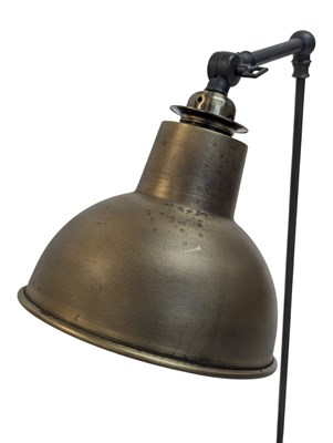 Lot 875 - A CONTEMPORARY GOLD INDUSTRIAL ANGLEPOISE DESK LAMP LIGHT