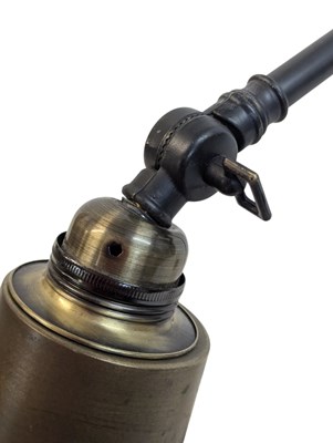 Lot 875 - A CONTEMPORARY GOLD INDUSTRIAL ANGLEPOISE DESK LAMP LIGHT