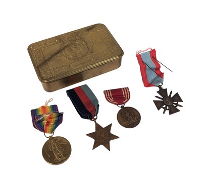Lot 274 - WWI FIRST WORLD WAR PRINCESS MARY CHRISTMAS TIN & MEDALS