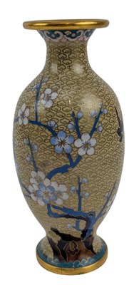 Lot 189 - 20TH CENTURY CHINESE CLOISONNE VASE WITH GILDED RIMS 20世纪铜胎掐丝珐琅花瓶