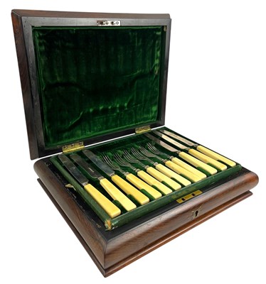 Lot 128 - CASED OF WILLIAM IV HALLMARKED SILVER & INSULATED HANDLED FISH CUTLERY SET