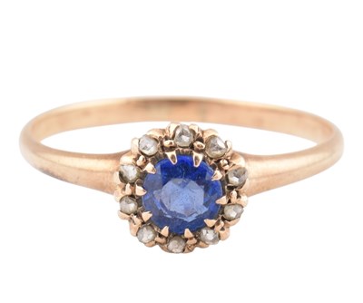 Lot 399 - EARLY 20TH CENTURY GOLD DIAMOND & PASTE HALO RING