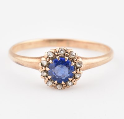 Lot 399 - EARLY 20TH CENTURY GOLD DIAMOND & PASTE HALO RING