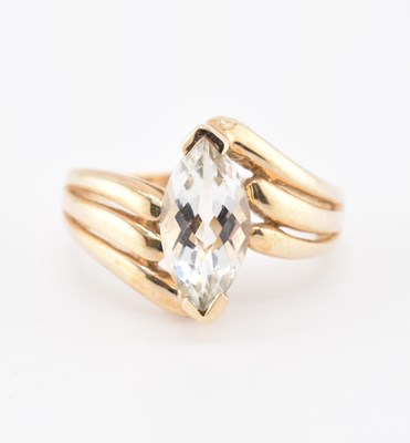 Lot 334 - HALLMARKED 9CT GOLD & GREEN AMETHYST CROSSOVER RING