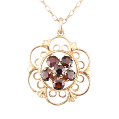Lot 486 - HALLMARKED 9CT GOLD & GARNET CLUSTER PENDANT NECKLACE