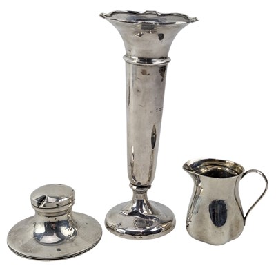 Lot 53 - COLLECTION OF THREE HALLMARKED SILVER ITEMS INC EDWARD VII SILVER CREAMER