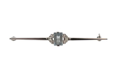 Lot 299 - ART DECO AQUAMARINE & DIAMOND BAR BROOCH PIN