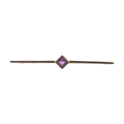 Lot 427 - 15CT WHITE & YELLOW GOLD AMETHYST SET BAR BROOCH