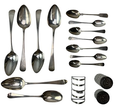 Lot 122 - COLLECTION OF GEORGIAN HALLMARKED SILVER TABLE SPOONS & OTHER FLATWARE