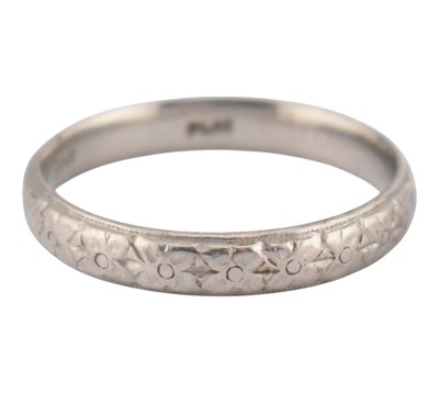 Lot 303 - PLATINUM BAND RING