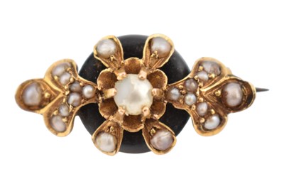 Lot 462 - VICTORIAN YELLOW METAL, PEARL & ONYX PIN BROOCH