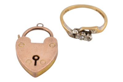 Lot 456 - 18CT GOLD & PLATINUM DIAMOND RING T/W 9CT GOLD HEART PADLOCK