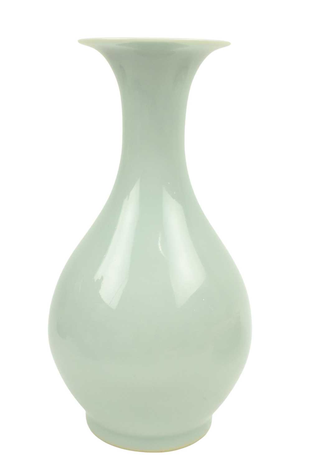 Lot 39 - QING DYNASTY CELADON GLAZED YUHUHCHUN VASE 清 天蓝釉玉壶春瓶