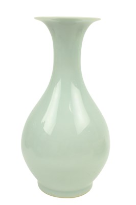Lot 39 - QING DYNASTY CELADON GLAZED YUHUHCHUN VASE 清 天蓝釉玉壶春瓶