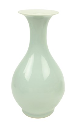 Lot 39 - QING DYNASTY CELADON GLAZED YUHUHCHUN VASE 清 天蓝釉玉壶春瓶